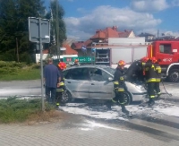LESKO24.PL Z OSTATNIEJ CHWILI: Płonący samochód na rondzie (ZDJĘCIA)