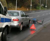Rowerzysta wjechał w osobówkę i wybił szybę. Kierowca auta na promilach