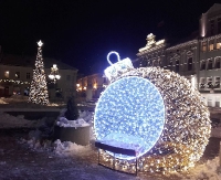 RYNEK SANOK: Kolorowa choinka i wielka bombka. Jak Wam podobają się świąteczne dekoracje? (ZDJĘCIA)
