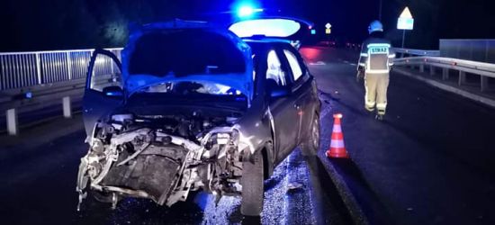 Wjechał na chodnik, a następnie uderzył w bariery (ZDJĘCIA)