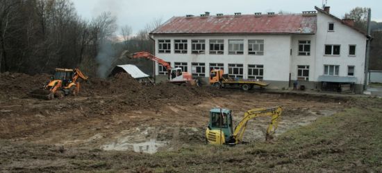 Prace ruszyły. Nowe życie szkoły w Raczkowej (FOTO)