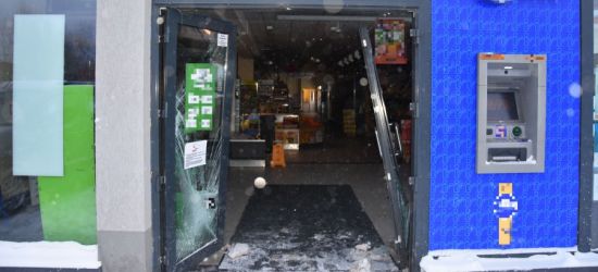 PODKARPACIE: Samochodem taranowali witryny sklepów! Następnie dokonywali kradzieży