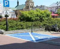Na sanockich parkingach pojawiły się niebieskie „koperty” (ZDJĘCIA)