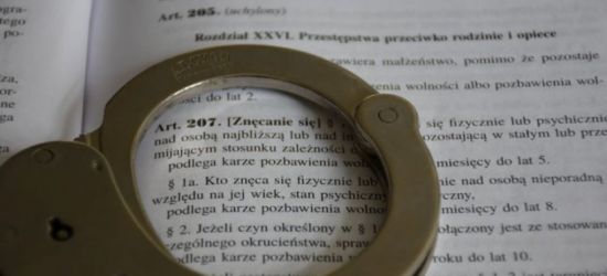 Pomimo dozoru znęcał się nad rodziną. Został aresztowany