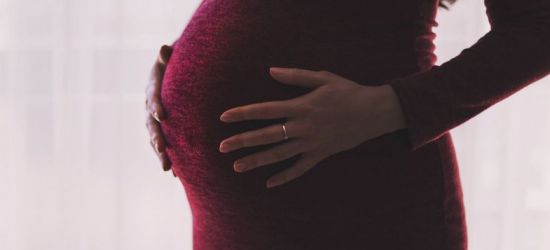 „Wynajmę brzuszek”. Walka z nielegalnymi adopcjami