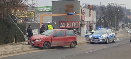 AKTUALIZACJA: Kolizja na Dąbrówce. Osobówka wjechała w znak (ZDJĘCIA)