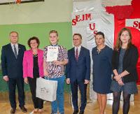 GMINA ZARSZYN: Mistrzowie wiedzy o Sejmie. Nagrody wręczył sam poseł (ZDJĘCIA)