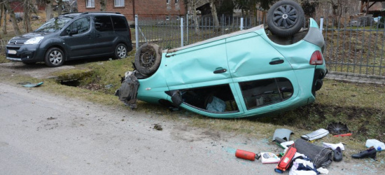 Byli pijani, posiadali narkotyki. Po dachowaniu uciekali przed policjantami