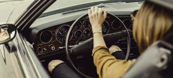 Uderzyła w autobus i odjechała z przebita oponą
