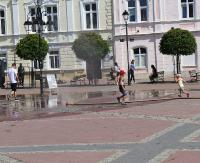 Trochę wody dla ochłody! Kurtyna ustawiona na sanockim rynku to raj w upalne dni (ZDJĘCIA)