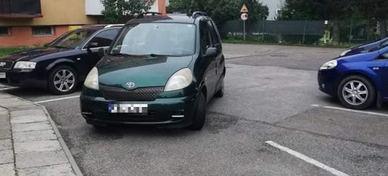 PARKOWANIE PO SANOCKU: Złośliwy kierowca blokuje miejsca sąsiadom? (ZDJĘCIA)