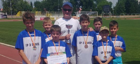 Młodzi lekkoatleci z SP 3 brązowymi medalistami mistrzostw województwa! (ZDJĘCIA)