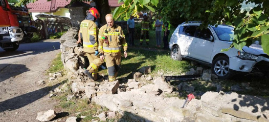 Poszkodowani pracowali przy kościelnym ogrodzeniu. Kierowca stracił panowanie (VIDEO, ZDJĘCIA)