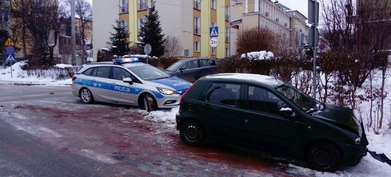 Zderzenie osobówek na Słowackiego. Jest ślisko, uważajmy! (ZDJĘCIA)