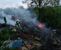 Pożar dzikiego wysypiska śmieci w lesie. Bardzo trudna akcja strażaków (ZDJĘCIA)