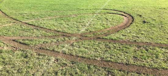 PŁOWCE/STRÓŻE MAŁE: Driftował po boisku piłkarskim! Szukamy sprawcy! (FOTO)