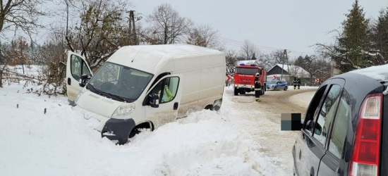 PODKARPACIE. Stracił panowanie nad pojazdem. 22-latek przewieziony do szpitala (ZDJĘCIE)