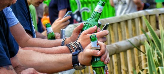 PODKARPACIE: W czterech pili alkohol przy ławce. Grozi im surowa kara!