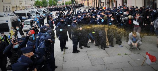 Gaz i ostre interwencje policji na demonstracji „Strajk Polaków” w Warszawie. Tego nie zobaczysz w TVP