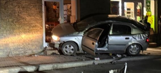 BRZOZÓW: Wjechał w budynek i ratował się ucieczką. Policjanci zatrzymali 27-latka