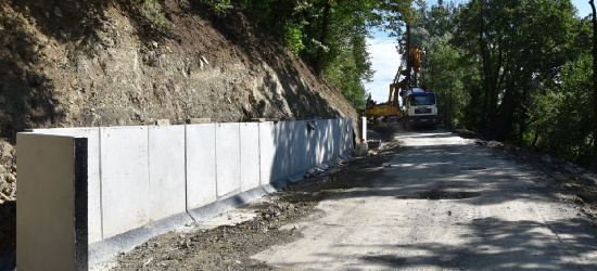 Stabilizacja osuwiska. Prace postępują zgodnie z planem (FOTO)
