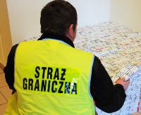 13 Ukraińców próbowało przemycić łącznie 380 paczek papierosów. Wśród nich… kierowca autokaru