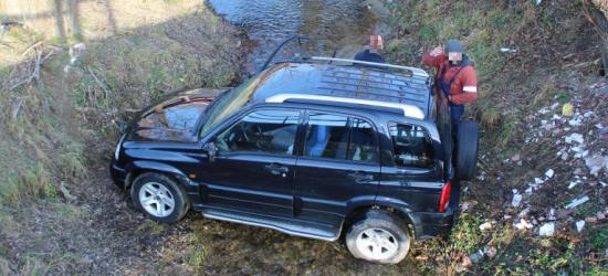 Auto w rzece. Kobieta w szpitalu. Miejscami bardzo ślisko (ZDJĘCIA)