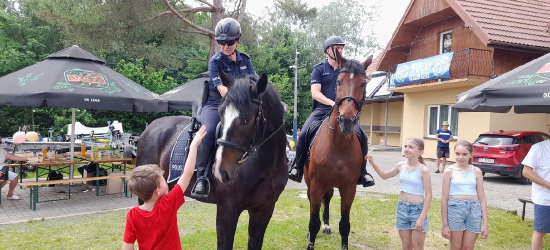 Policjanci z Leska na pikniku integracyjnym w Polańczyku – edukacja, zabawa i uśmiech