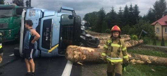 NOWOSIELCE: Wywrócona ciężarówka z drewnem (FOTO)