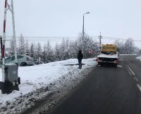 PISAROWCE: Citroenem wjechał do rowu tuż przed przejazdem kolejowym (ZDJĘCIA)