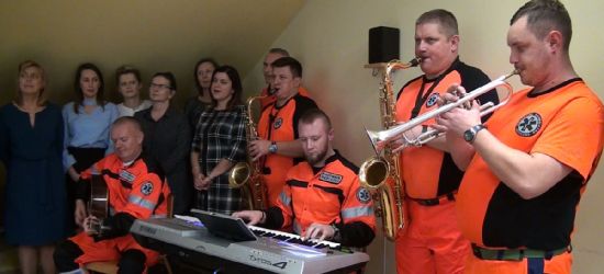 KOLĘDOWANIE Z esanok.life: Ratownicy medyczni (VIDEO)
