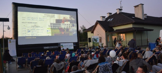Rodzinny wieczór w plenerze. Seans w Tyrawie Solnej