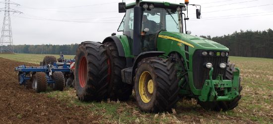 Wypadek w Srogowie Górnym. Mężczyzna przygnieciony przez traktor