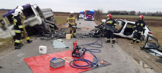 TRAGICZNY WYPADEK! Nie żyje kierowca samochodu, który zderzył się z ciężarówką (FOTO)