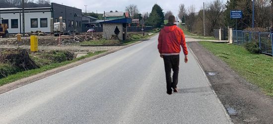 INTERWENCJA: Piesi chodzą ulicą. „Musi dojść do tragedii?” (VIDEO)