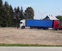 Dawniej składowano śnieg, teraz parkują tiry. Co zrobić z placem nad Sanem (ZDJĘCIA)
