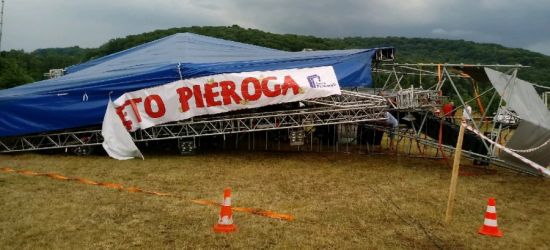 REGION: Powalona scena, porozrzucane krzesła, ławki i parasole (ZDJĘCIA)