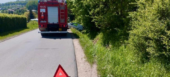 Samochód w rowie. Kierowca nie dostosował prędkości (ZDJĘCIA)