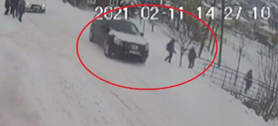 Kolejne wyprzedanie na pasach! Dziecko ratowało się ucieczką! (VIDEO)