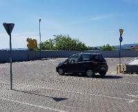Samotny jeździec na pustym parkingu. Przejazd to najbardziej atrakcyjne miejsce (FOTO)