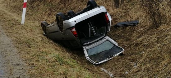 AKTUALIZACJA / BIESZCZADY: Auto dachowało. Zginęła kobieta (ZDJĘCIA)