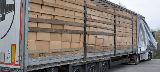 Nielegalni imigranci ukryli się w transporcie ręczników (ZDJĘCIA)