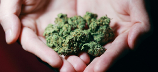 PODKARPACIE. Mężczyzna wszczął awanturę, niszczył ściany i drzwi. Na łóżku marihuana