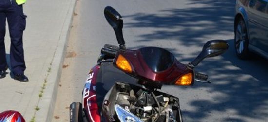 Niebezpiecznie w Iwoniczu. Motorowerzysta wjechał w tył opla (FOTO)