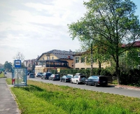 Sygnał z Błoni. Parking świeci pustkami, a pod szkołą tłok (ZDJĘCIA)