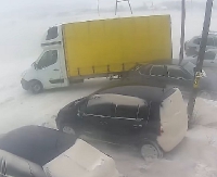 Zobacz jak kierowca walczy z wiatrem. Silne porywy miotały samochodem dostawczym (FILM)