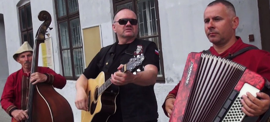 Kolejny utwór-apel radnego, miłośnika kolei! Murem za stacją Zagórz! (VIDEO)
