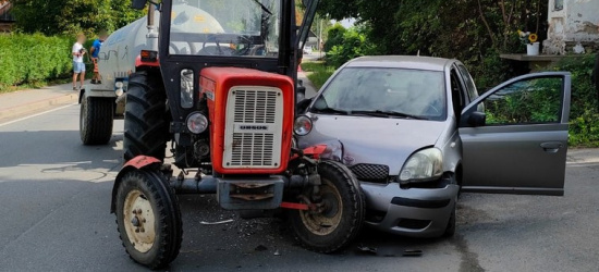IWONICZ. Zderzenie toyoty z traktorem-cysterną (ZDJĘCIA)
