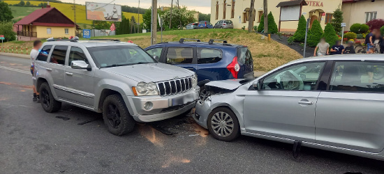 NIEBYLEC. Zderzenie trzech samochodów na skrzyżowaniu. Trzy osoby poszkodowane (ZDJĘCIA)