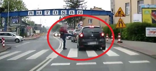 SANOK: Cios karate na przejściu dla pieszych! (VIDEO)